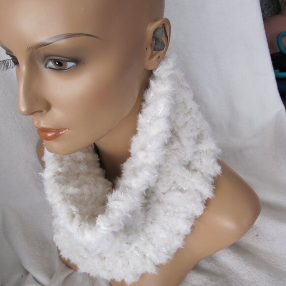 New Handmade White Faux Fur Infinity Scarf/Cowl/Neckwarmer - Picture 4 of 9